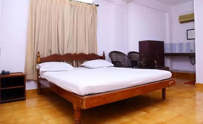 Dubai Hotel & Restaurant Kumarakom Bagian luar foto